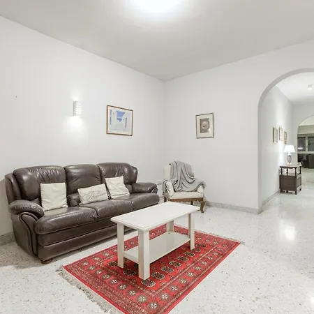 아파트 A Beautiful Seafront 3br In Tower Road By 360 Estates
