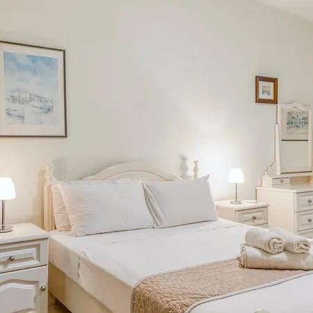 Lägenhet A Beautiful Seafront 3br In Tower Road By 360 Estates *