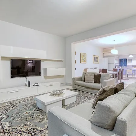 A Beautiful Seafront 3br In Tower Road By 360 Estates סליאמה